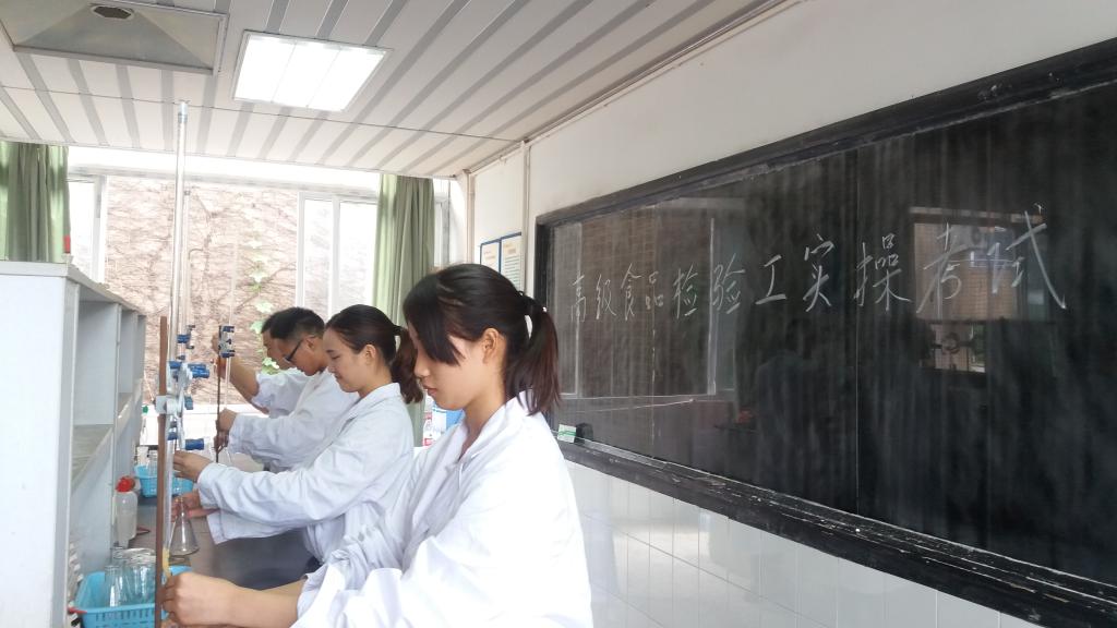 学生参加食品检验工技能大赛